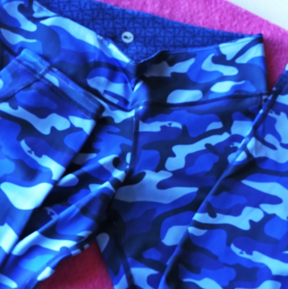 Vineyard Vine reversable blue camo leggings